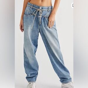 Women’s vintage CLOSED jeans. High waist, zip front with dropped pockets.